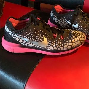 Women’s tennis shoes